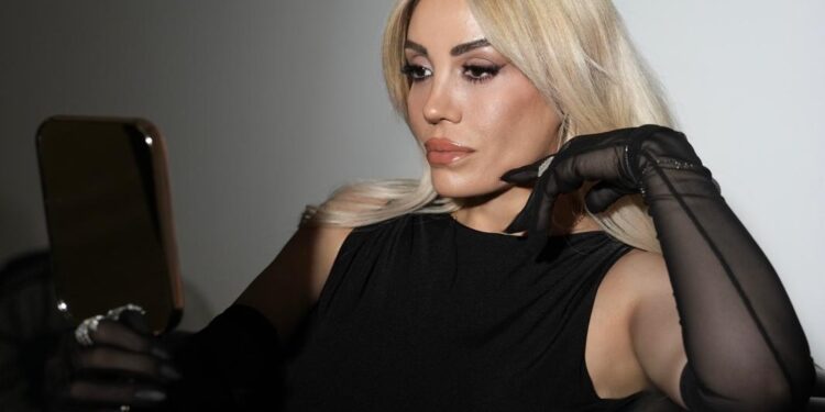 Zümra, Müzik Dünyasına Güçlü Bir Giriş Yapıyor!