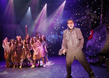 İstanbul AKM’de Savaşın Etkisi: “Kapıların Dışında” Sahneleniyor