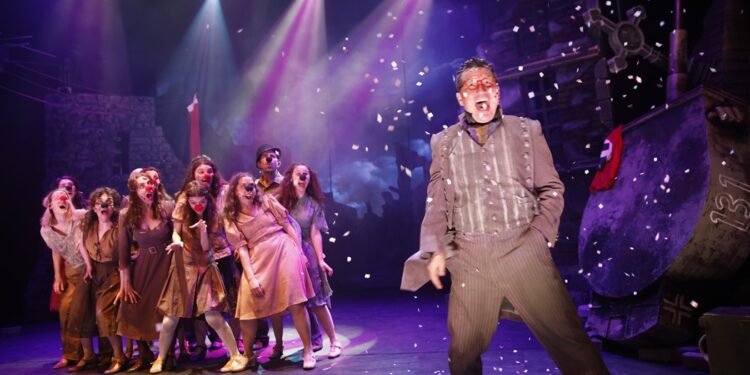 İstanbul AKM’de Savaşın Etkisi: “Kapıların Dışında” Sahneleniyor