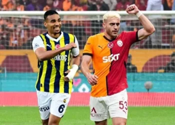 Kulübedeki Savaş: Fenerbahçe Galatasaray Derbisi’nde Teknik Direktörlerin YZ Destekli Hamleleri 👔