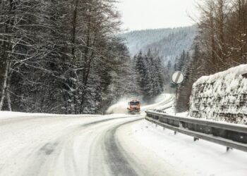 Zemheri Soğuğu Yolları Tehdit Ediyor: Trafikte Buzlanma Alarmı