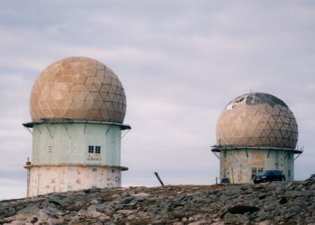 Dağlık kayalık arazide kubbe şeklinde iki büyük askeri radar tesisi.