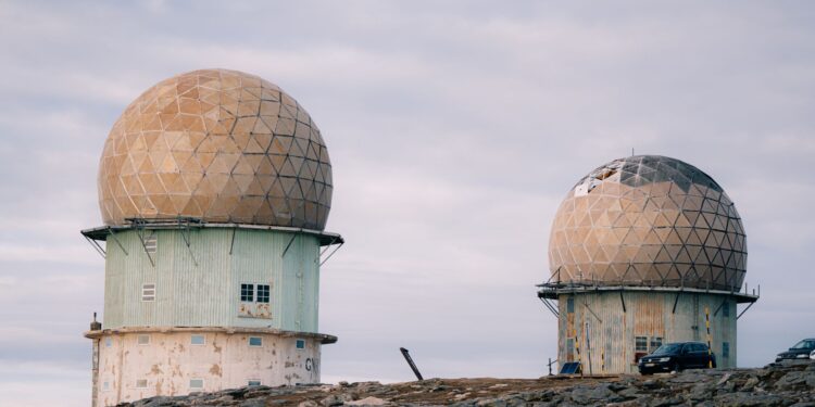 Dağlık kayalık arazide kubbe şeklinde iki büyük askeri radar tesisi.