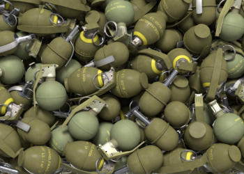 Yığınlar halinde üst üste duran yeşil el bombaları.