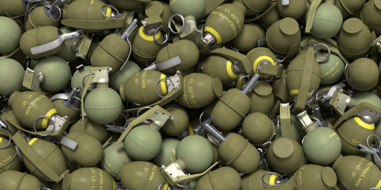 Yığınlar halinde üst üste duran yeşil el bombaları.