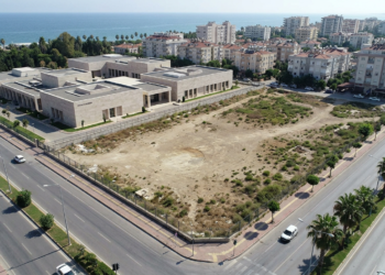 Antalya'da müze binasının yanında bulunan boş arazinin havadan genel görünümü.