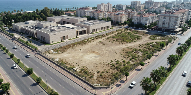 Antalya'da müze binasının yanında bulunan boş arazinin havadan genel görünümü.