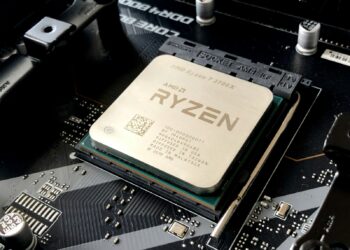 Anakart üzerine monte edilmiş AMD Ryzen işlemci ve soket detayları.