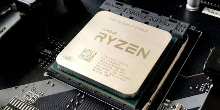 Anakart üzerine monte edilmiş AMD Ryzen işlemci ve soket detayları.