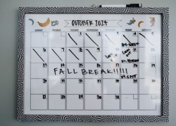 Ekim 2024 takviminde 'FALL BREAK' yazısı ve planlama çizgileri bulunan beyaz tahta