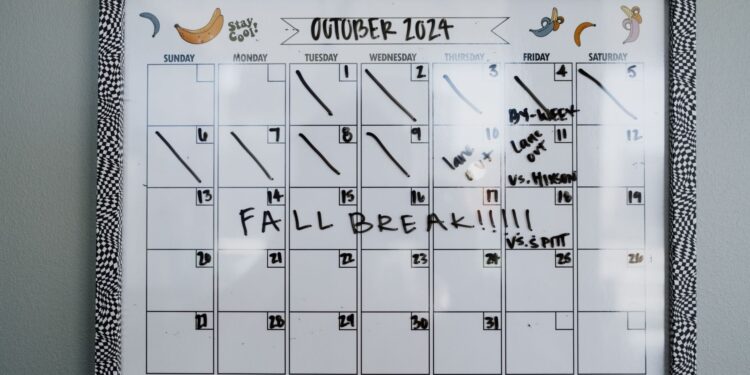 Ekim 2024 takviminde 'FALL BREAK' yazısı ve planlama çizgileri bulunan beyaz tahta
