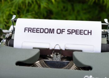 Daktilonun üzerinde 'Freedom of Speech' yazılı kağıt bulunmaktadır.