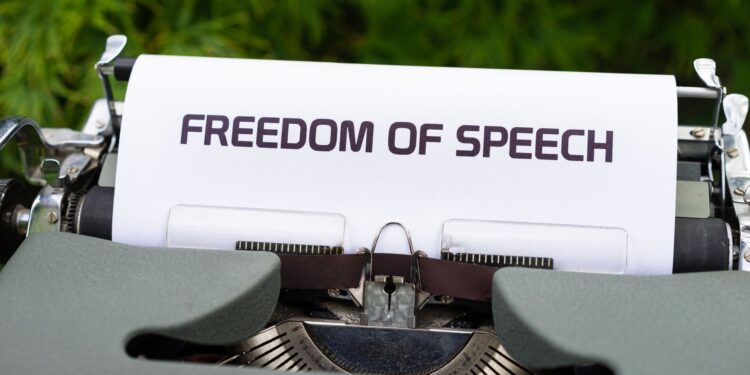 Daktilonun üzerinde 'Freedom of Speech' yazılı kağıt bulunmaktadır.