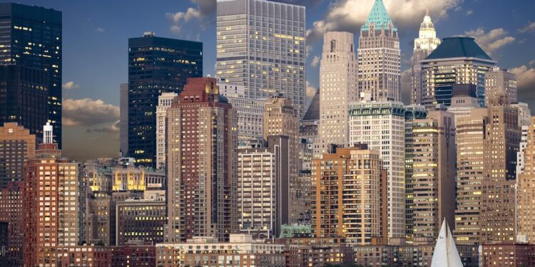 Manhattan silüeti ve gökdelenlerin önünde süzülen yelkenli tekne.