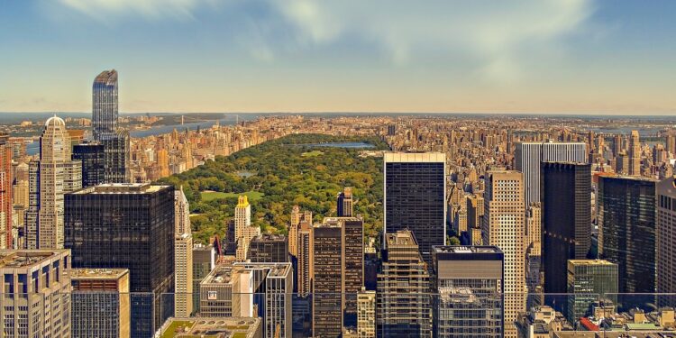 New York şehrinin gökdelenleri ve ortasındaki yeşil Central Park manzarası.
