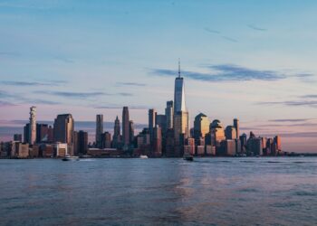 New York silüeti ve gökdelenlerin gün batımındaki görünümü