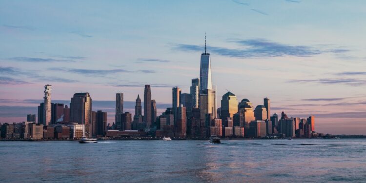 New York silüeti ve gökdelenlerin gün batımındaki görünümü