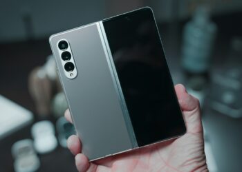 Elde tutulan gri renkli katlanabilir akıllı telefonun dış ekranı ve kameraları görülüyor.