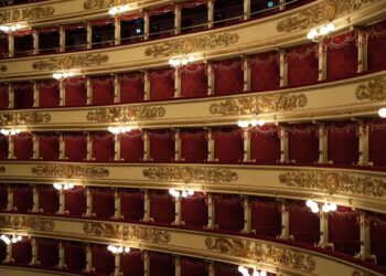 Kırmızı perdeli ve altın yaldızlı localarıyla tarihi bir opera salonunun içi.