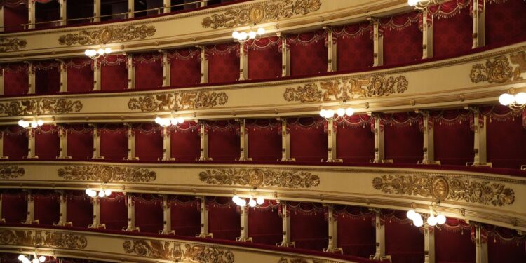 Kırmızı perdeli ve altın yaldızlı localarıyla tarihi bir opera salonunun içi.