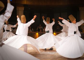 Konya'da mistik müzik festivalinde sema gösterisi yapan semazenler.