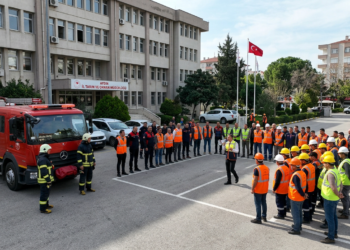 Aydın İl Tarım ve Orman Müdürlüğü binası önünde düzenlenen yangın ve deprem tatbikatı.