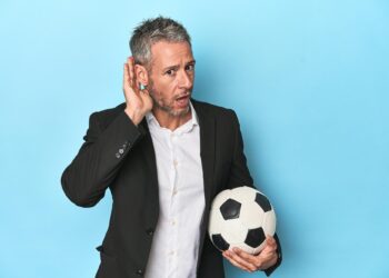 Kulagina elini goturmus futbol topu tutan adam