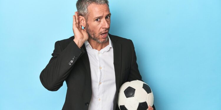 Kulagina elini goturmus futbol topu tutan adam