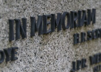 Gri renkli taşa oyulmuş ingilizce anıt yazısı görünmektedir.