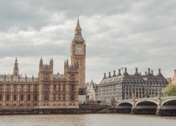 Londra'da bulutlu havada Big Ben kulesi ve parlamento binası